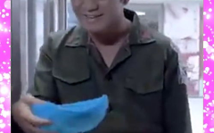 小姐姐给救灾人送饭图片